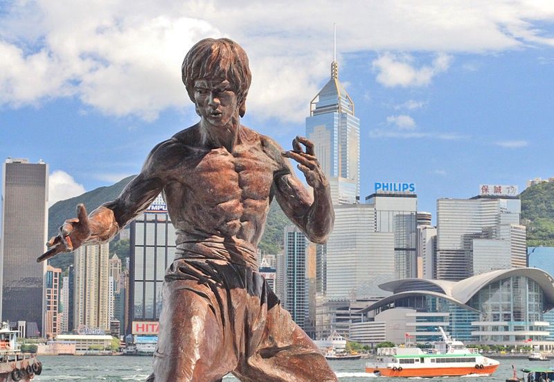 A statue of Bruce Lee in Hong Kong. Lee’s fighting style rejected adherence to any one martial art in favor of adapting other arts to one’s style and context. (Source: Wikimedia Commons)